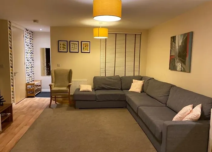 Cosy House Near City Centre And Football Stadium