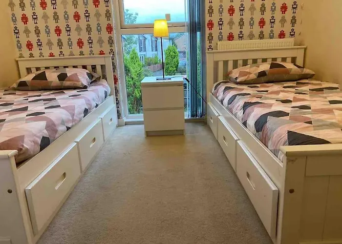 Cosy House Near City Centre And Football Stadium